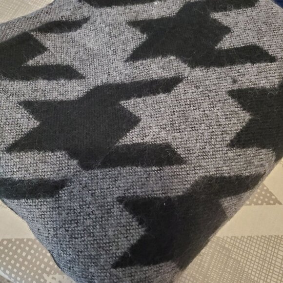 Steve Madden OSFM Houndstooth Gray Black Poncho Wrap‎ 100% acrylic Tassel Fringe - Picture 5 of 10